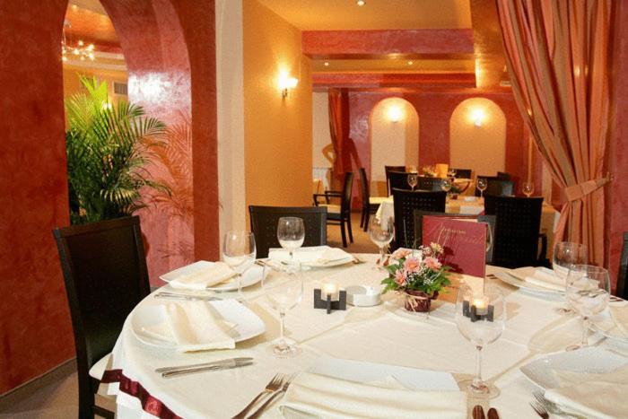Riverside Family Hotel Yambol エクステリア 写真