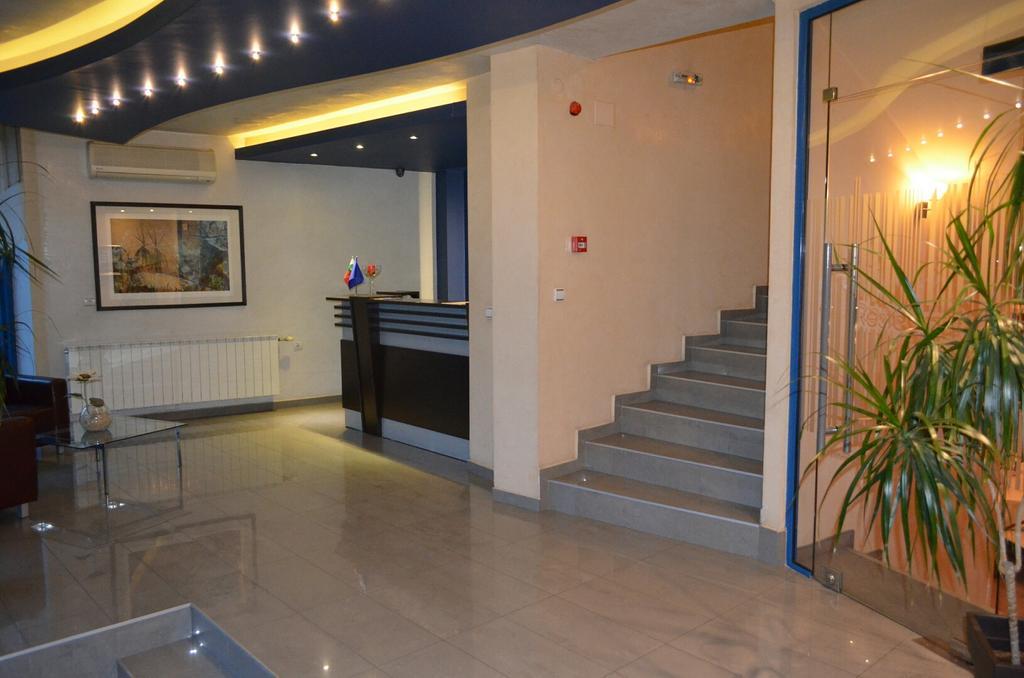 Riverside Family Hotel Yambol エクステリア 写真