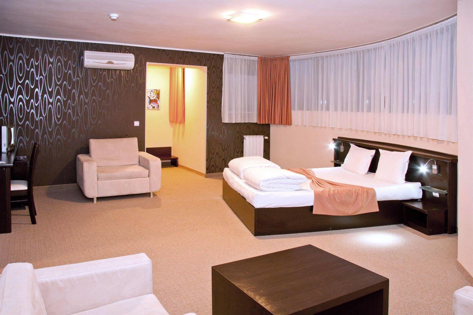 Riverside Family Hotel Yambol エクステリア 写真
